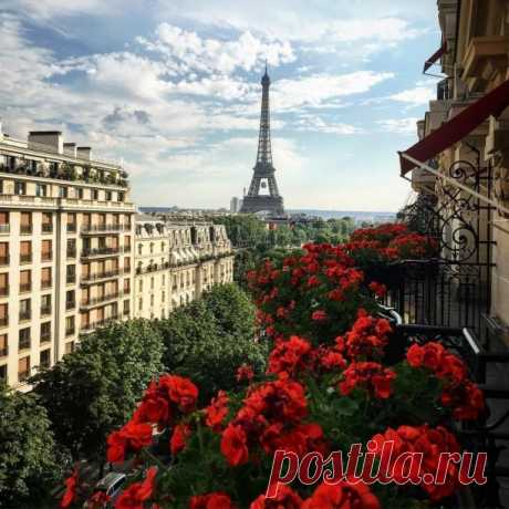 Парижский воздух, как мечта,
И страстный он, и безмятежный...
Духами, модой и надеждой
Раскрашенный во все цвета.