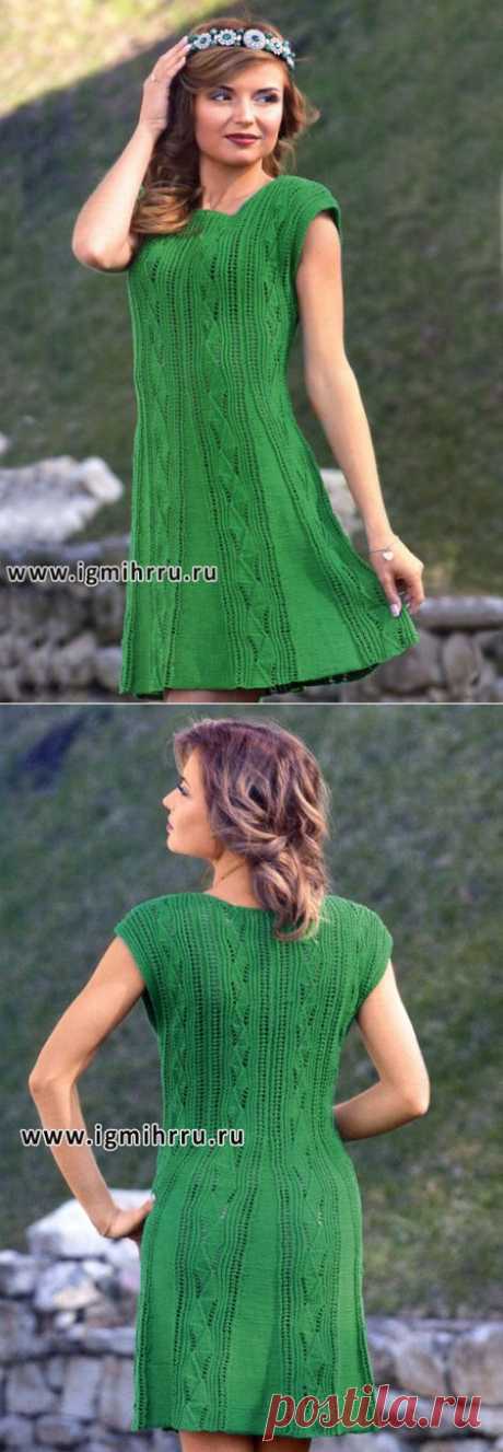 Зеленое расклешенное платье с ажурными дорожками. Спицы