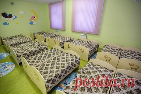 Россиянка обвинила воспитательницу детсада в избиении сына и угрозах пистолетом. Жительница Волгограда обвинила воспитательницу детского сада, который посещает ее сын, в избиении ребенка. Помимо этого, по словам самого мальчика, педагог угрожала ему пистолетом, который она якобы хотела принести из дома в том случае, если он проговорится родителям о происходящем в учреждении.