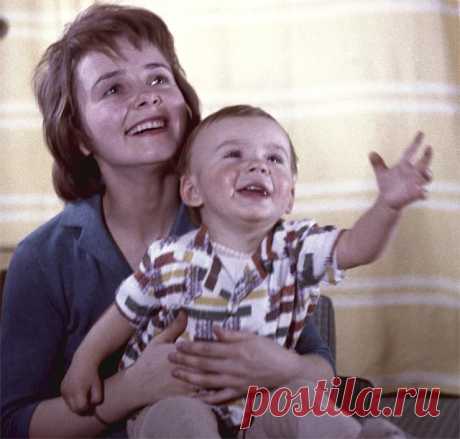 Людмила  Крылова с сыном Антоном Табаковым на обложке журнала Советский Экран