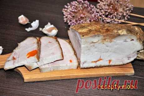 Сало в духовке в фольге с морковкой и чесноком в духовке

✅ Ингредиенты:
▫ сало (подчеревок, бекон) – 1 кг;
▫ чеснок – 1-2 зубчика;
▫ морковь – 50 г.
Для маринада:
▫ растительное масло – 3 ст. л;
▫ чеснок – 3 зубчика;
▫ горчица – 1 ч. л;
▫ паприка – 1 ч. л;
▫ 9% уксус – 1 ст. л;
▫ хмели-сунели – 1 ч. л;
▫ черный молотый перец – 0,5 ч. л.