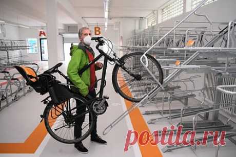 В Амстердаме построили гараж под водой для велосипедов. На Центральном вокзале Амстердама построили новый гараж для велосипедов. Особенностью парковки служит то, что она расположена под водой. Открытие гаража запланировано на 25 января. Объект стал частью реконструкции большого пространства рядом с вокзалом, ремонт которого длился с 2017 года.