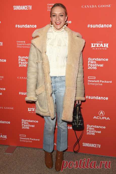 Хлое Севиньи в топе, джинсах, ботильонах и с сумкой Louis Vuitton на премьере фильма «Любовь и дружба» на фестивале Sundance