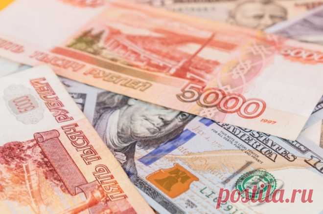 Курс доллара на Мосбирже снизился до 92,5 рубля. Евро находится на уровне 100,56 рубля.
