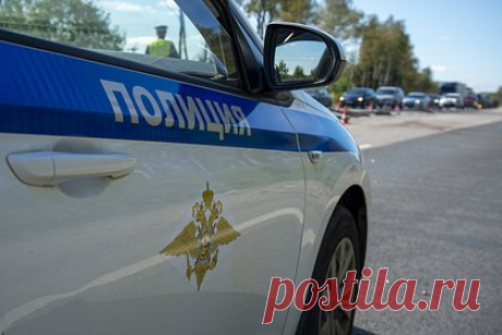 Мотоциклист протащил за собой полицейского и был задержан со стрельбой. В Королеве Московской области задержали мотоциклиста, сбившего сотрудника ДПС. Мужчина на электромотоцикле без номерных знаков в состоянии алкогольного опьянения столкнулся с автомобилем Renault. Когда на место ДТП прибыл полицейский и попросил предъявить документы, мотоциклист начал движение.