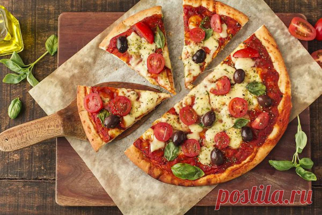 Рецепт піци: прості варіанти, які можна приготувати вдома Піца – найпопулярніша страва з італійської кухні, яку люблять в усьому світі. Піца  – це  чудовий вибір для сімейного обіду чи посиденьок з друзями. Її приготування – справжнє мистецтво, якому ми хочемо вас навчити.