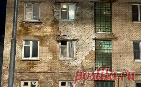 Инженеры не увидели угрозы обрушения треснувшего дома в Подмосковье. Специалисты проводят замеры прочности дома с треснувшим фасадом в подмосковном Пересвете, угрозы обрушения здания нет, сообщил в телеграм-канале глава Сергиево-Посадского городского округа Дмитрий Акулов.