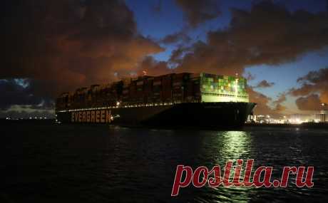 В порту Роттердама начались экскурсии вокруг контейнеровоза Ever Given. В Роттердаме начались паромные экскурсии вокруг контейнеровоза Ever Given, который в марте заблокировал Суэцкий канал.
