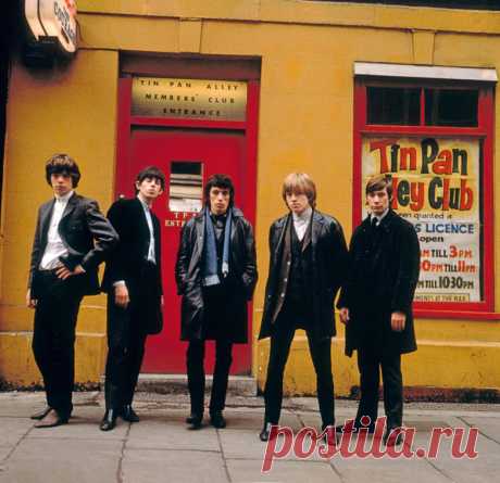 1963. The Rolling Stones photographed by Terry O’Neill outside the Tin Pan Alley Club in London - p3929 | PastYears.info