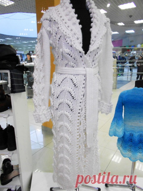 Ажурное женское пальто белого цвета Снежная королева спицами – схемы с описанием вязания