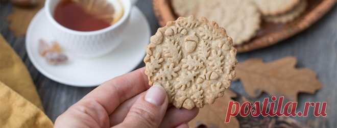 Печенье с орешками в белой кофте