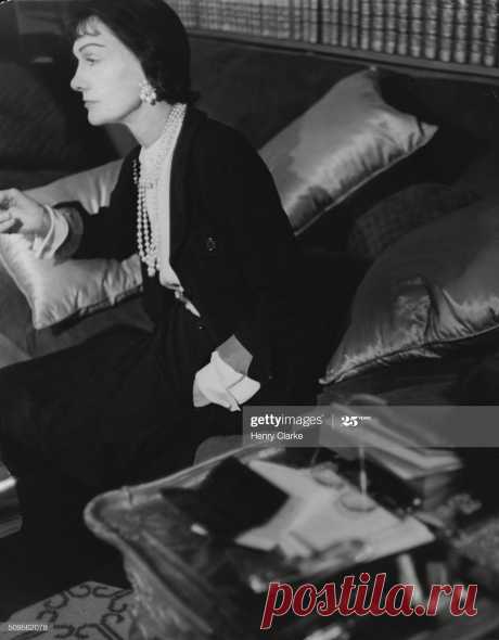 French fashion designer, Coco Chanel, sitting in profile on a sofa in... Nachrichtenfoto - Getty Images