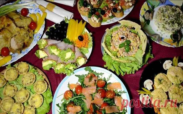 Салаты ко дню рождения. Вкусно и красиво. Здравствуйте, дорогие подписчики и гости нашего сайта! Сегодня у нас особенная, торжественная тема — праздничные салаты. Всем хозяюшкам известна та предпраздничная суета, от которой «летают бабочки в животе». Наряду с другими делами, в преддверии дня рождения (украшения комнат, подбор нарядов и сервировка стола) остро встает вопрос — что готовить?!
