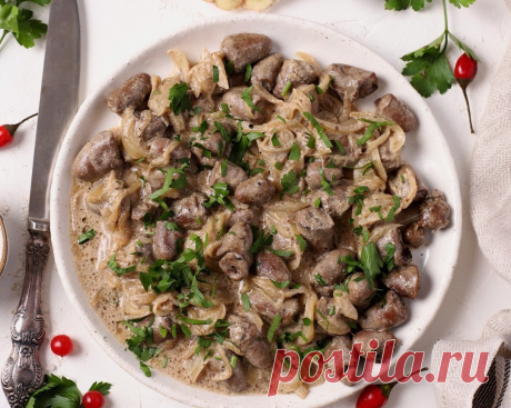 Куриные сердечки в сметанном соусе Ингредиенты:✔️Куриные сердечки - 500 г&nbsp;✔️Лук репчатый - 1 шт&nbsp;✔️Сметана - 100 г&nbsp;✔️Сливочное масло - 30 г&nbsp;✔️Растительное масло для жарки&nbsp;✔️Соль, перец по вкусуПриготовление:1. Куриные сердечки разрезать на 2 части. Лук порезать чертвертинками колец.2. Обжарить лук...