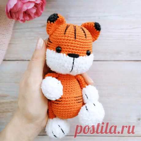 PDF Малыш Тигрёнок крючком. FREE crochet pattern; Аmigurumi animal patterns. Амигуруми схемы и описания на русском. Вязаные игрушки и поделки своими руками #amimore - тигр, тигренок, котик, кот, кошечка, кошка, котенок.