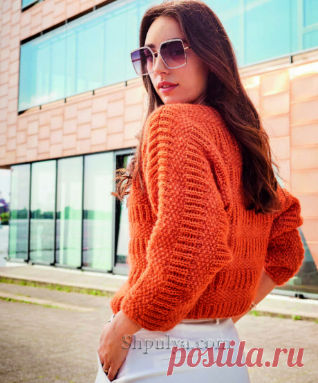 Оранжевый пуловер с рукавами «летучая мышь» связан патентным и жемчужным узором из двух видов пряжи на основе шерсти альпаки и мохера.