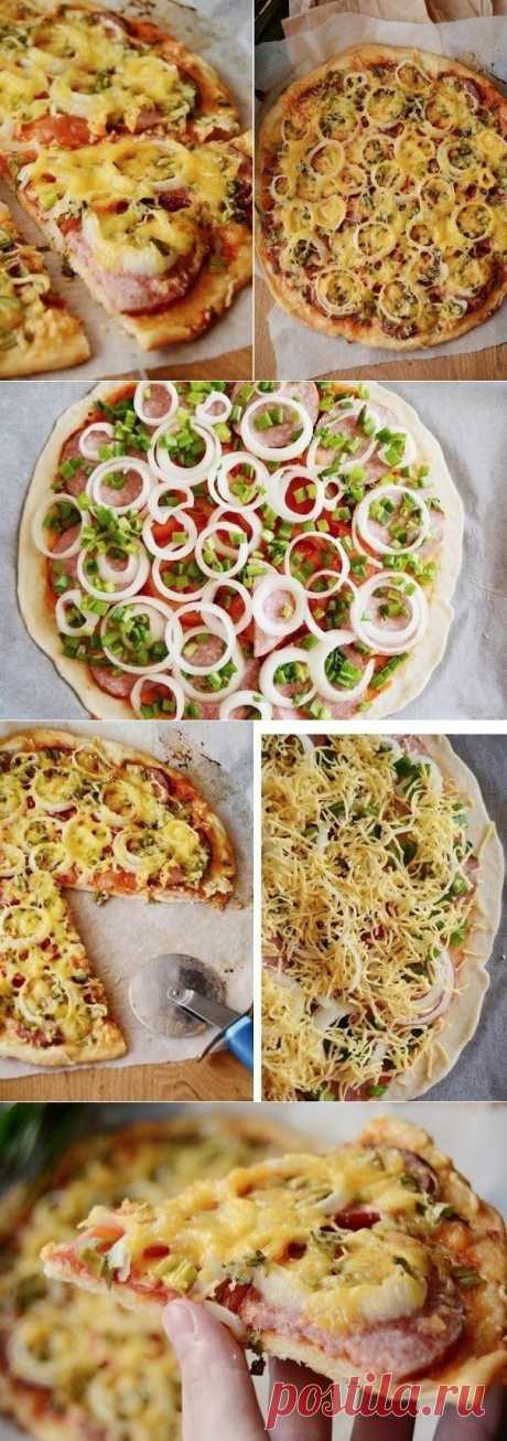 Как приготовить пицца с колбасой и луком на тонком тесте - рецепт, ингридиенты и фотографии