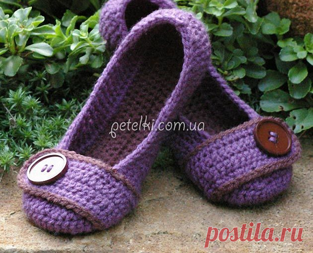Фиолетовые тапочки с пуговицей. Описание вязания