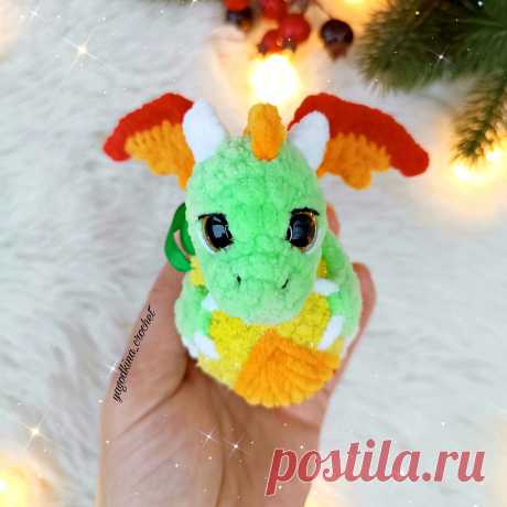 PDF Магический Дракончик крючком. FREE crochet pattern; Аmigurumi toy patterns. Амигуруми схемы и описания на русском. Вязаные игрушки и поделки своими руками #amimore - плюшевый дракон, украшение на ёлку в виде дракончика из плюшевой пряжи, ёлочное украшение, новогодний шар с драконом, Новый год.