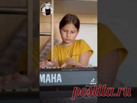 Профессионал- Эннио Марриконе , доча отжигает на клавишах