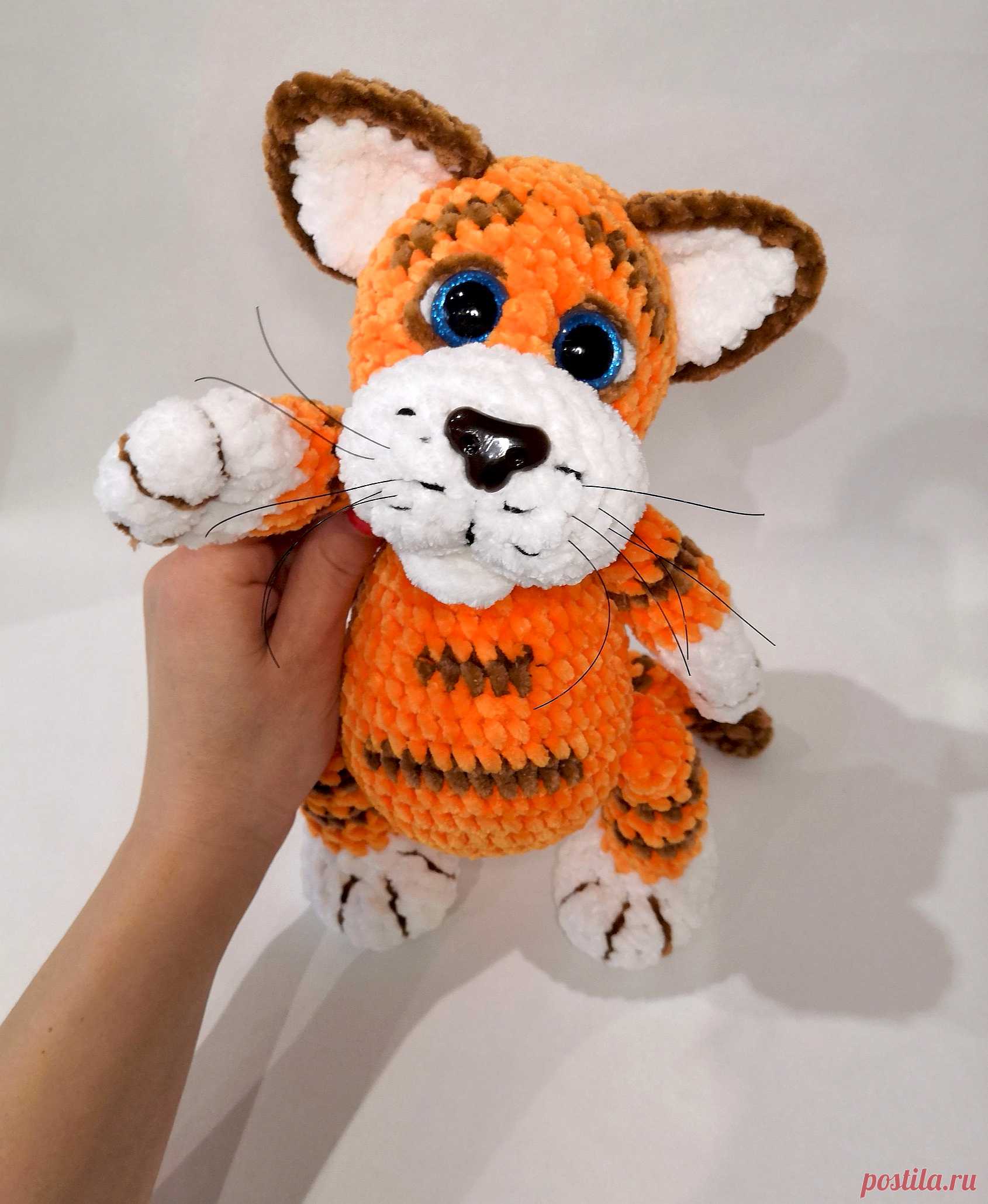 PDF Тигруля крючком. FREE crochet pattern; Аmigurumi animal patterns. Амигуруми схемы и описания на русском. Вязаные игрушки и поделки своими руками #amimore - большой тигр из плюшевой пряжи, плюшевый тигрёнок, тигрята, котик, кот, котенок.