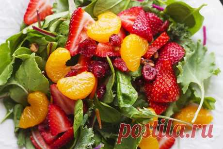 ДЛЯ ДИЕТЫ - 5 ярких Рецепта !  Чем ярче окраска овощей, фруктов и ягод, тем больше в них раст/пигментов -помогают организму  с обменом  веществ, и служат профилактикой  раковых заболеваний. Если вы хотите всегда быть в форме  -включайте в рацион желтые, зеленые, оранжевые, красные, фиолетовые овощи и фрукты!!!  **Сок из моркови, яблок и сельдерея, Паста с зел/горошком и оранжевым перцем, Томатный суп с базиликом, Салат с рукколой, гранатом и кедровыми орешками, Ягодный мусс.