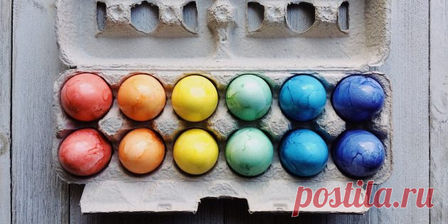 Как покрасить яйца на Пасху натуральными и искусственными красителями - Лайфхакер