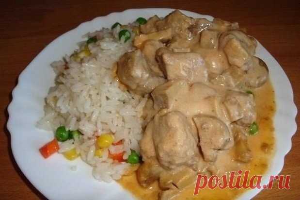 Мясо в сырном соусе

Ингредиенты:

1. Мясо (у меня 1,5 кг замороженной свиной шеи)
2. Шампиньоны (0,5 кг свежих или банка 400 г маринованных, лучше цельных)
3. Сыр плавленый 250 г.
4. Ложка томатной пасты
5. Приправы, зелень.

Приготовление:

В первую очередь режем мясо кубиками с гранью 2-4 см и закидываем на сковородку на средний огонь.

Моем грибы, заливаем кипятком из только что закипевшего чайника

Доводим до кипения и варим 10 минут

Не забываем помешивать-переворачи...