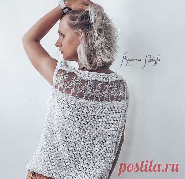 Топ от komarova_knit
https://www.instagram.com/komarova_knit/

Материалы:
Пряжа fibranatura Papyrus хлопок 78% / шёлк 22% 120м/50 гр. Расход 5 мотков.
Кружево любое на ваш вкус , ширина . 11 см , расход 1 метр (лучше взять с запасом).
Спицы 3,5

Футболка связана узором 