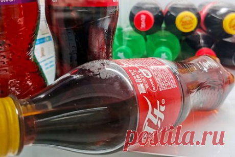 В России оценили сокращение рынка газировки после ухода Coca-Cola. Продажи газировки без сахара на российском рынке упали почти на 10 процентов после ухода Coca-Cola и Pepsi. Для сравнения, годом ранее газированные напитки без сахара, напротив, показывали рост: по оценкам аналитиков, с ноября 2020 года по ноябрь 2021 года продажи газировки без сахара в объеме выросли на 10,7 процента.