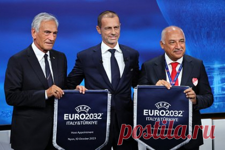 Объявлены страны-хозяйки Евро-2032. Италия и Турция примут чемпионат Европы по футболу 2032 года. Страны-хозяйки были утверждены на заседании исполкома Союза европейских футбольных ассоциаций (УЕФА). Ранее стало известно, что Евро 2028 года пройдет в Англии, Северной Ирландии, Ирландии, Шотландии и Уэльса.