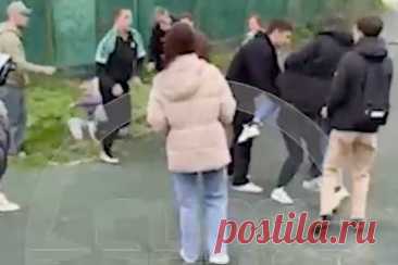 Россияне избили группу школьников и вмешавшегося пенсионера и попали на видео