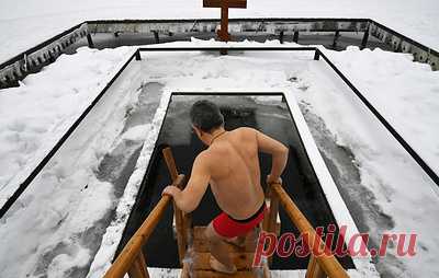 В РПЦ призвали верующих "с максимальной осторожностью" подходить к крещенским купаниям. Глава отдела внешних церковных связей Московского патриархата митрополит Волоколамский Иларион порекомендовал верующим повысить иммунитет и сделать прививку тем, кто ее еще не сделал