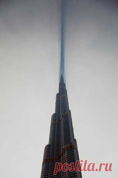 Башня в Дубае разрезает облака.