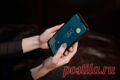 Россиян предупредили о небезопасности публичного Wi-Fi. Не все знают, что использование публичного Wi-Fi небезопасно. О возможных угрозах россиян предупредил директор по информационным технологиям «EdgeЦентр» Сергей Липов. В беседе с «Лентой.ру» он также рассказал, как защититься от мошенников, подключаясь к общественной точке доступа.