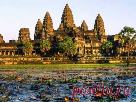 Город-храм Ангкор-Ват, Камбоджа 

 Храм Ангкор-Ват появился в джунглях Камбоджи 1200 лет назад. Спустя 600 лет, те же джунгли, полностью поглотили его. Город-храм Ангкор-Ват – это огромнейший древний храмовый комплекс. Высшая точка храма, его вершина, это точка, символизирующая священную гору. В центре храмового комплекса находится большой храм, священная гора, со всех сторон защищенная рвами с водой, символизирующими мифические океаны. Но в реальной жизни рвы ...