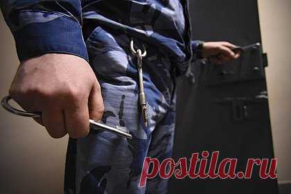 Россиянин вонзил нож в грудь собутыльника и попал в СИЗО. В Якутии арестовали 50-летнего мужчину за расправу над знакомым. 26 февраля фигурант выпивал у себя дома с товарищем. Они поссорились, тогда обвиняемый схватил кухонный нож и вонзил в грудь собутыльника. Тот не выжил. Сейчас правоохранители проводят комплекс следственных действий, направленных на сбор доказательств.