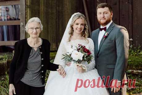 Невеста надела на свадьбу платье бабушки 1961 года и растрогала родню. Жительница США надела на церемонию бракосочетания свадебное платье своей бабушки и растрогала родню. В 2016 году 23-летняя Элли Ливинуотер обнаружила в подвале своей 88-летней бабушки Энн Кук ее подвенечный наряд. По ее словам, тогда она решила, что наденет его на свою будущую свадьбу.