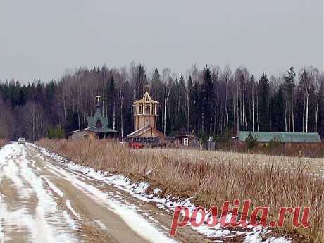 Скит возник на базе крест. хоз-ва «Краеугольный камень» В.М. Елгина. Узнав об ист. и духовной значимости места, он в 1995 сообщил об этом митр. Иоанну, к-рый благословил установление поклонного креста, утвердил проект часовни и предложил создать скит во имя Ап. Андрея Первозванного. 18 окт. 1998 утверждено положение о ските.