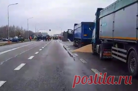 Польские фермеры разблокировали КПП «Ягодин–Дорогуск» на границе с Украиной. Грузовые машины пересекают пункт пропуска в штатном режиме, сообщили украинские пограничники.