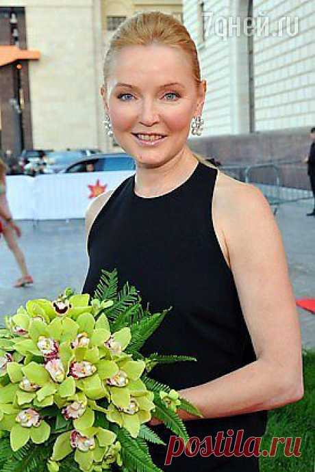 Лариса Вербицкая дает советы красоты!
Популярной телеведущей Ларисе Вербицкой в конце ноября исполняется 54 года. Однако звезда выглядит намного моложе своих лет.