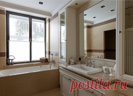 Ванная комната в классическом стиле с фасадами с филенкой типа жалюзи, ОСновной цвет бежевый. Ванна в нише, использована накладная раковина.