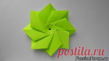 Простой цветок из бумаги. Поделки оригами для начинающих | Оригами Сделать самый простой цветок из бумаги для декорирования подарка можно всего за 2 минуты и без особых усилий, используя технику оригами. Для создания бумажного цветка потребуется 8 листов бумаги размером 6*6 см. или любой иной размер.