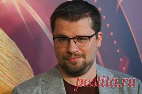 Гарик Харламов прокомментировал уход из Comedy Club. Популярный комик Гарик Харламов прокомментировал уход из Comedy Club. «Все, ребята! Было прекрасно провести с Пашкой [Волей] эти годы &quot;Камеди&quot;, но пора уступать дорогу молодым! Бебур [Андрей Бебуришвили], в добрый путь! А я наконец-то спать», — написал он в своем микроблоге.