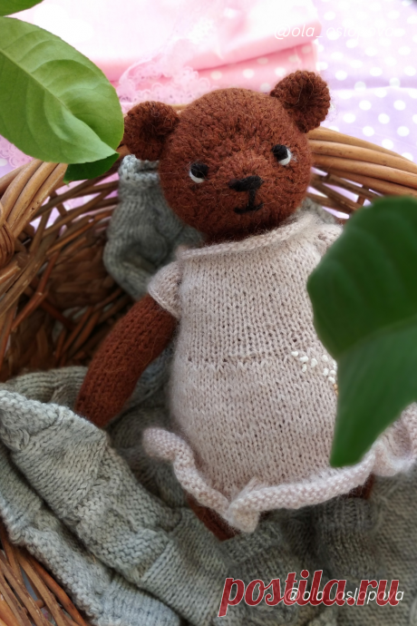 I love knitting and I knit in all my free time. My love is bears. They must be chubby and cute. This is my new girl in a dress again. I'm just crazy about her. And her little socks will not leave anyone indifferent.