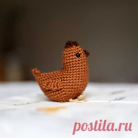 PDF Курочки крючком. FREE crochet pattern; Аmigurumi chiken patterns. Амигуруми схемы и описания на русском. Вязаные игрушки и поделки своими руками #amimore - маленькая курочка к Пасхе, пасхальная курица, домашняя птица.