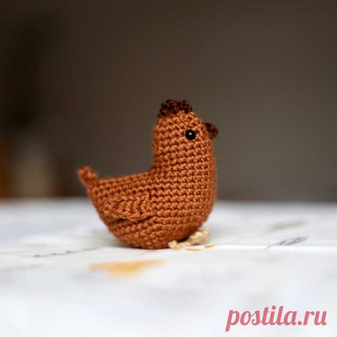 PDF Курочки крючком. FREE crochet pattern; Аmigurumi chiken patterns. Амигуруми схемы и описания на русском. Вязаные игрушки и поделки своими руками #amimore - маленькая курочка к Пасхе, пасхальная курица, домашняя птица.