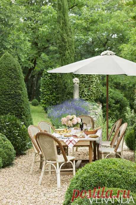 Wander Through These 15 Romantic French-Style Home Gardens - 9 garden design French landscaping ideas | We Know How To Do It