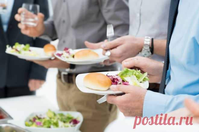 Выгадать на ланче. Эксперты рассказали, как дешевле обедать на работе. Эксперты рассказали, что выгоднее — домашняя еда с собой или бизнес-ланчи в кафе.