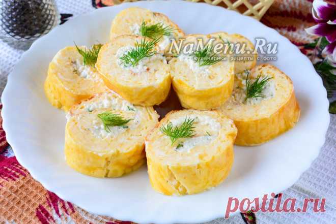 Рулет из омлета с плавленным сыром и чесноком